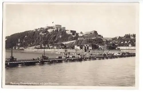 AK, Koblenz Ehrenbreitstein, Totale mit Schiffbrücke, 1930