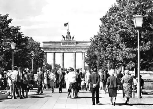 Ansichtskarte, Berlin Mitte, Brandenburger Tor, belebt, 1971