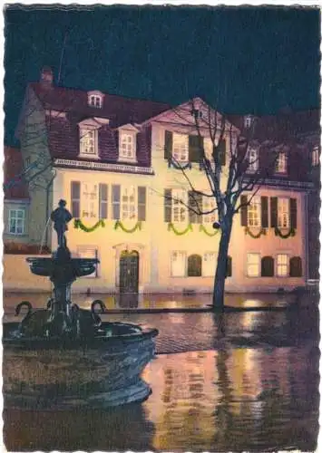 AK, Weimar, Schillerhaus mit Gänsemännchenbrunnen, Nachtansicht, 1962