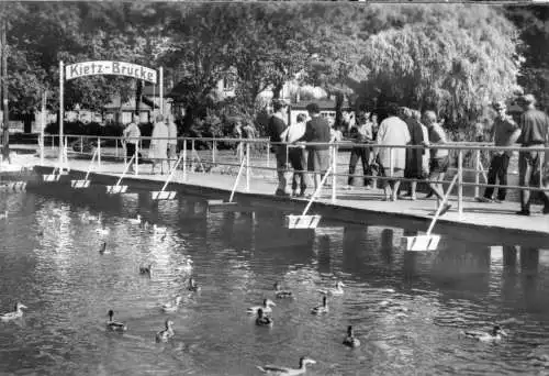 AK, Waren Müritz, Kietzbrücke, belebt, 1975