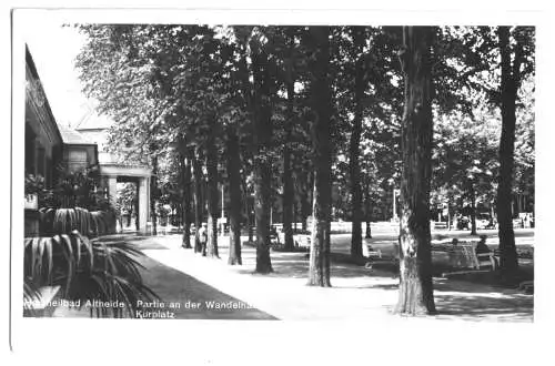 AK, Bad Altheide, Polanica-Zdrój, Wandelhalle und Kurplatz, 1935