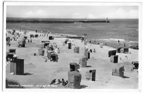 AK, Stolpmünde, Ustka, Strand mit Blick zur Mole, um 1938