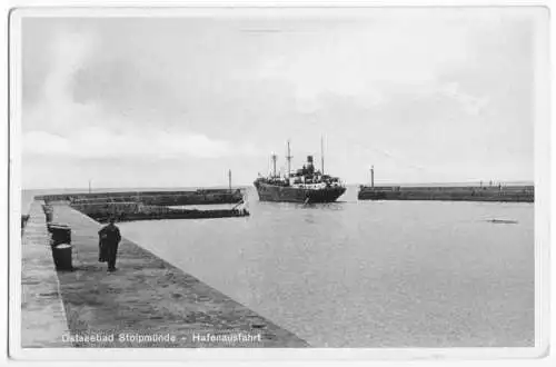 AK, Stolpmünde, Ustka, Hafenausfahrt mit Schiff, um 1938