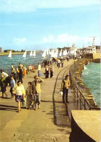 Ansichtskarte, Rostock Warnemünde, An der Mole, belebt, 1981