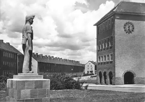 AK, Sangerhausen, Westsiedlung mit Bergarbeiterdenkmal, 1968