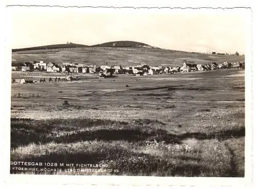 AK, Gottesgab, Boží Dar, Totale mit Blick zum Fichtelberg, Echtfoto, um 1939