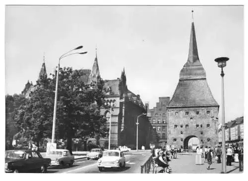 AK, Rostock, Straßenpartie am Steintor, belebt, 1979