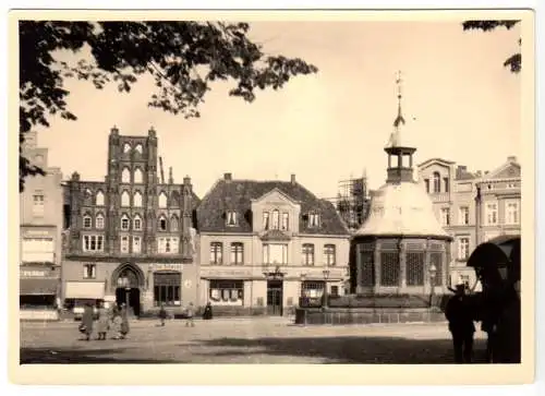 Echtfoto im AK-Format, Wismar, Partie am Marktplatz, um 1955