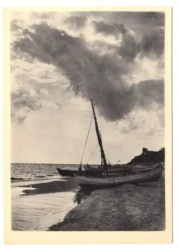 AK, Ostseeküste, Fischerboote am Strand, 1951