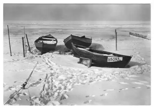 AK, Ostseebad Kühlungsborn, winterlicher Strand mit Fischerbooten, 1976