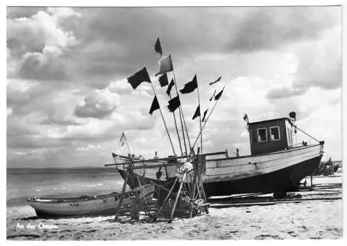 AK, Ostseeküste, Boote am Fischerstrand, 1967