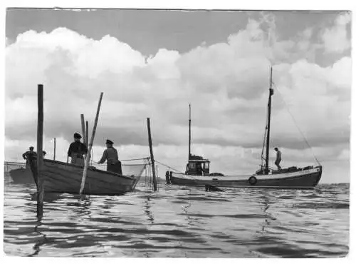 AK, Ostseeküste, Fischerboote am Bodden, 1980