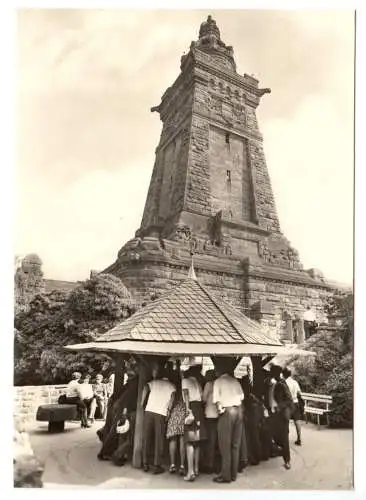 AK, Kyffhäuser, Kyffhäuser-Denkmal mit Brunnen, belebt, 1970