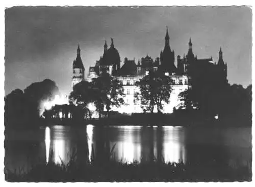 AK, Schwerin, Blick zum Schloß, Nachtansicht, 1960