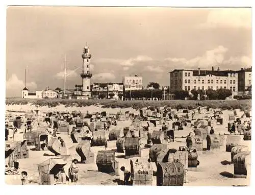 AK, Rostock - Warnemünde, Blick vom Strand zum Leuchtturm vor Teepott, 1957