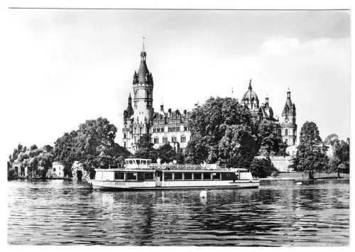 AK, Schwerin, Blick zum Schloß mit Fahrgastschiff "Berlin", 1984