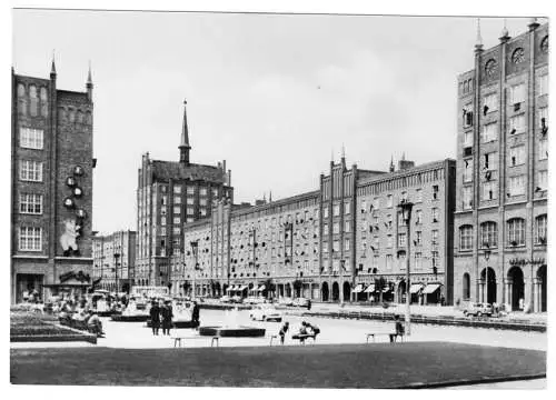 AK, Rostock, Partie in der Langen Str., belebt, 1963