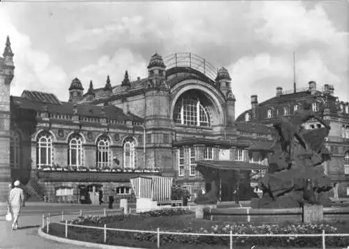 AK, Schwerin, Hauptbahnhof mit Denkmal, 1961