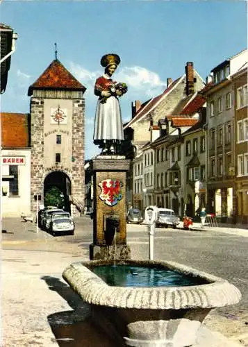 AK, Villingen Schwarzw., Alt-Villingerin-Brunnen und Bickentor, 1980