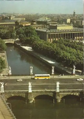 AK, Berlin Mitte, Blick auf die Schloßbrücke und das Alte Museum, 1986