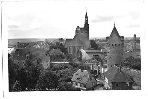 AK, Tangermünde, Teilansicht mit Kirche, um 1943