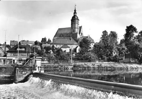 AK, Penig Sa., Blick über das Wehr zur Kirche, 1973