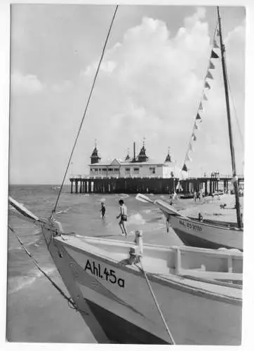 AK, Seebad Ahlbeck, Blick zum Strandcafé mit Fischerbooten, 1972