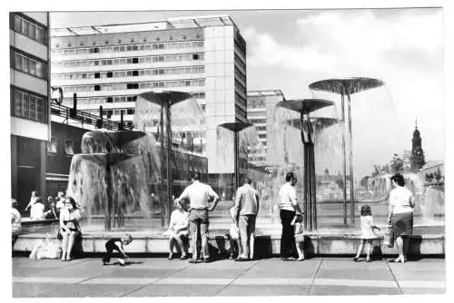 AK, Dresden, Prager Str., Wasserspiele, belebt, 1975