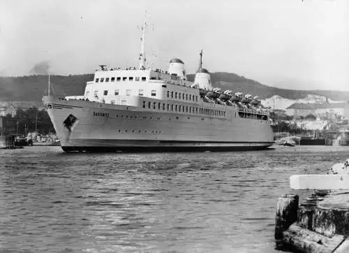 AK, Saßnitz Rügen, Eisenbahnfährschiff "Sassnitz" bei der Ausfahrt, 1960