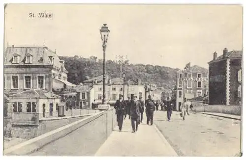 AK, Saint-Mihiel, Meuse, Straßenpartie belebt, Hotel Moder.., um 1920