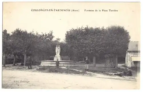 AK, Coulonges-en-Tardenois, Asine, Fontaine de la Place Terrière, um 1918