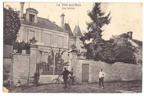 AK, La Ville-aux-Bois, Aube, Das Schloß, belebt, 1915