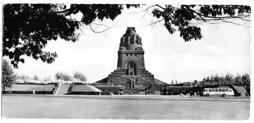 AK lang, Leipzig, Völkerschlachtdenkmal mit Anlagen, 1961