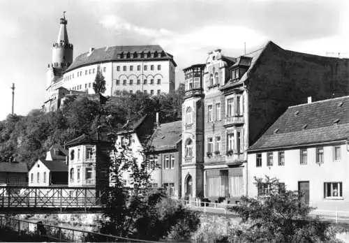 AK, Weida Thür., Straßenpartie mit Blick zur Osterburg, 1989