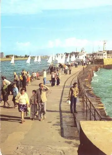 AK, Rostock Warnemünde, An der Mole, belebt, 1981