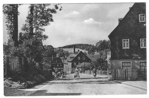 AK, Harmersdorf Erzgeb., Dorfstr., belebt, 1965