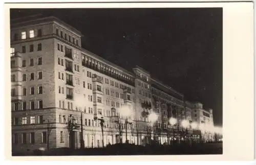 Ansichtskarte, Berlin Friedrichshain, Stalinallee, Nachtansicht, 1954