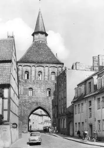 Ansichtskarte, Stralsund, Straßenpartie mit Kütertor, 1974