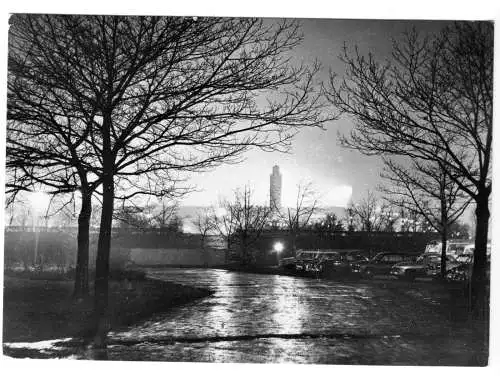 AK, Leipzig, Blick zum Stadion der Hundertausend, Nachtansicht, 1959