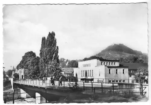 AK, Bad Blankenburg Thür., Brücke und Stadthalle, belebt, 1958