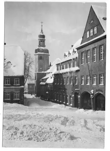 AK, Wolkenstein Sa., winterliche Straßenpartie mit Kirche, 1962