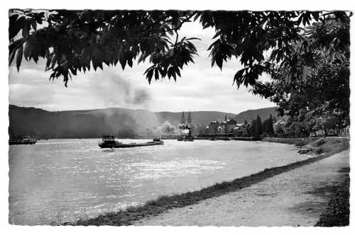 AK, Boppard am Rhein, Totale mit Binnenschiff, 1955