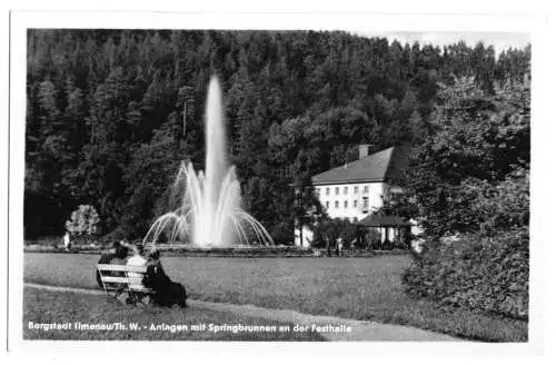 AK, Ilmenau Thür. Wald, Anlagen mit Springbrunnen an der Festhalle, 1956