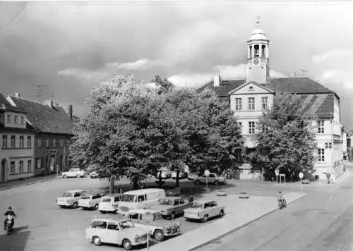 Ansichtskarte, Bad Düben Kr. Eilenburg, Blick zum Rathaus, zeitgen. Pkw, 1975