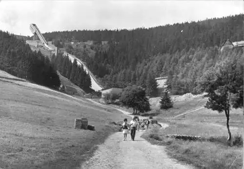 Ansichtskarte, Kurort Oberwiesenthal Erzgeb., Weg zur Sprungschanze, belebt, 1983