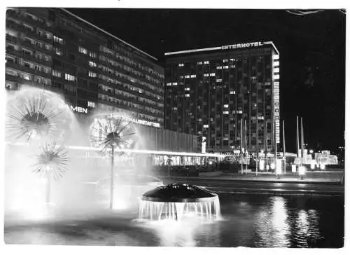 AK, Dresden, Prager Str. mit Interhotel "Newa", Wasserspiele, Nachtansicht, 1973