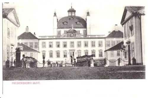 AK, Fredensborg, Schloß mit Wache, um 1903