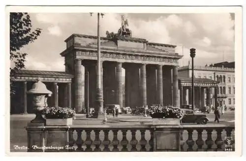 AK, Berlin Mitte, Brandenburger Tor, zeitgen. Kfz, 1930er