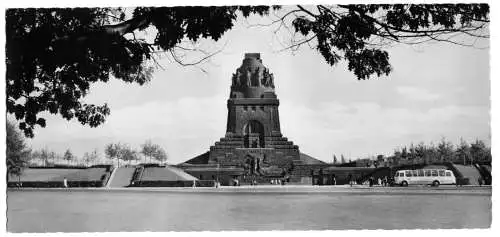 AK lang, Panoramakarte, Leipzig, Anklagen am Völkerschlachtdenkmal, Bus, 1961