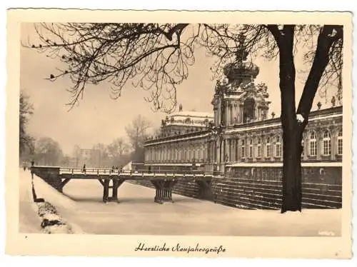 AK, Dresden, Zwinger, winterliche Teilansicht mit Kronentor, 1956